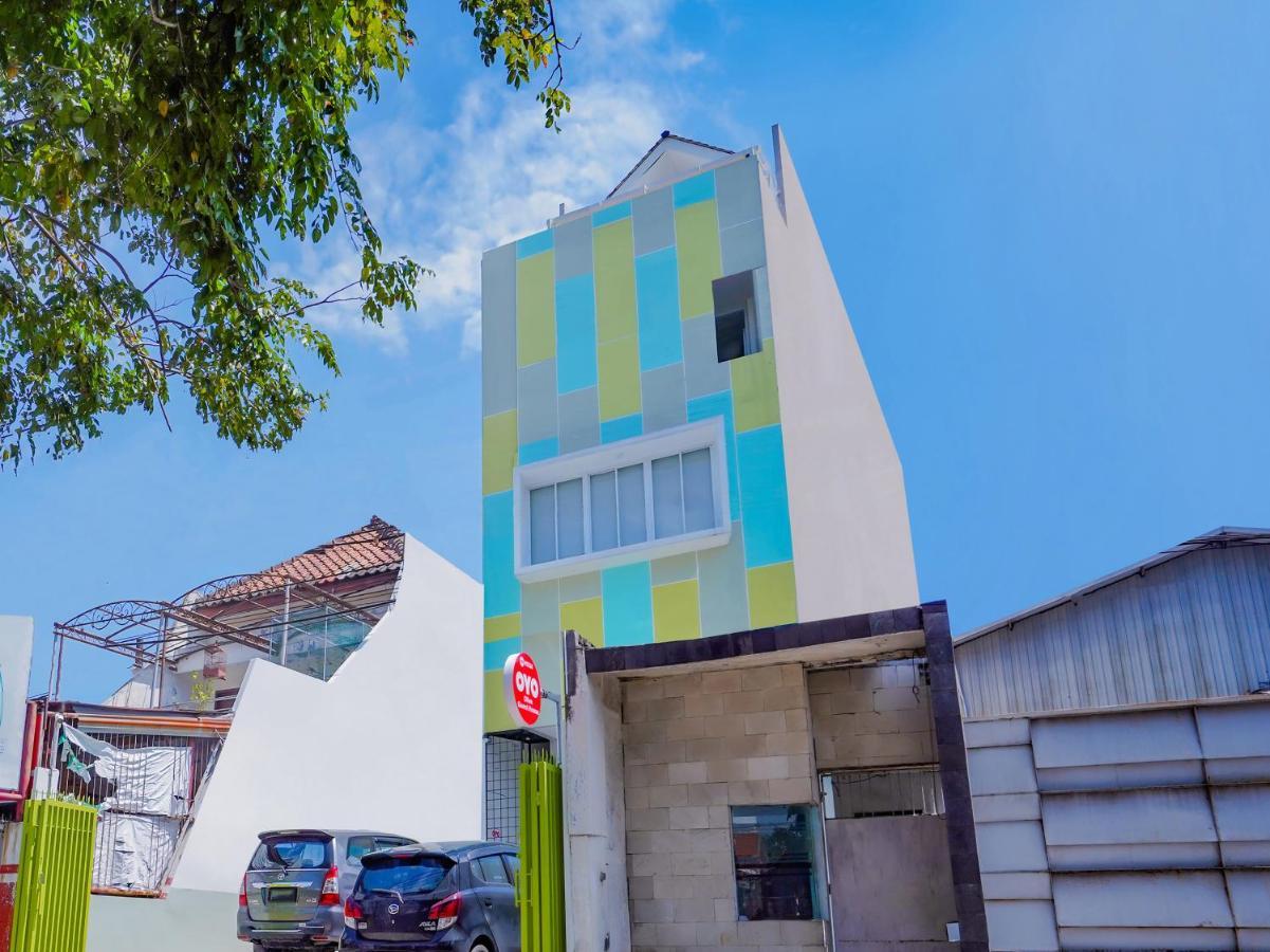 Super Oyo Capital O 90336 Olive Guest House Surabaya Esterno foto
