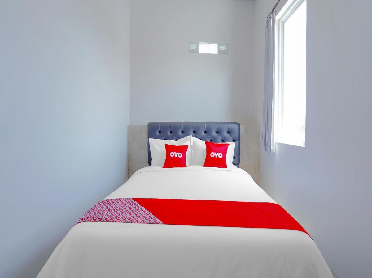 Super Oyo Capital O 90336 Olive Guest House Surabaya Esterno foto