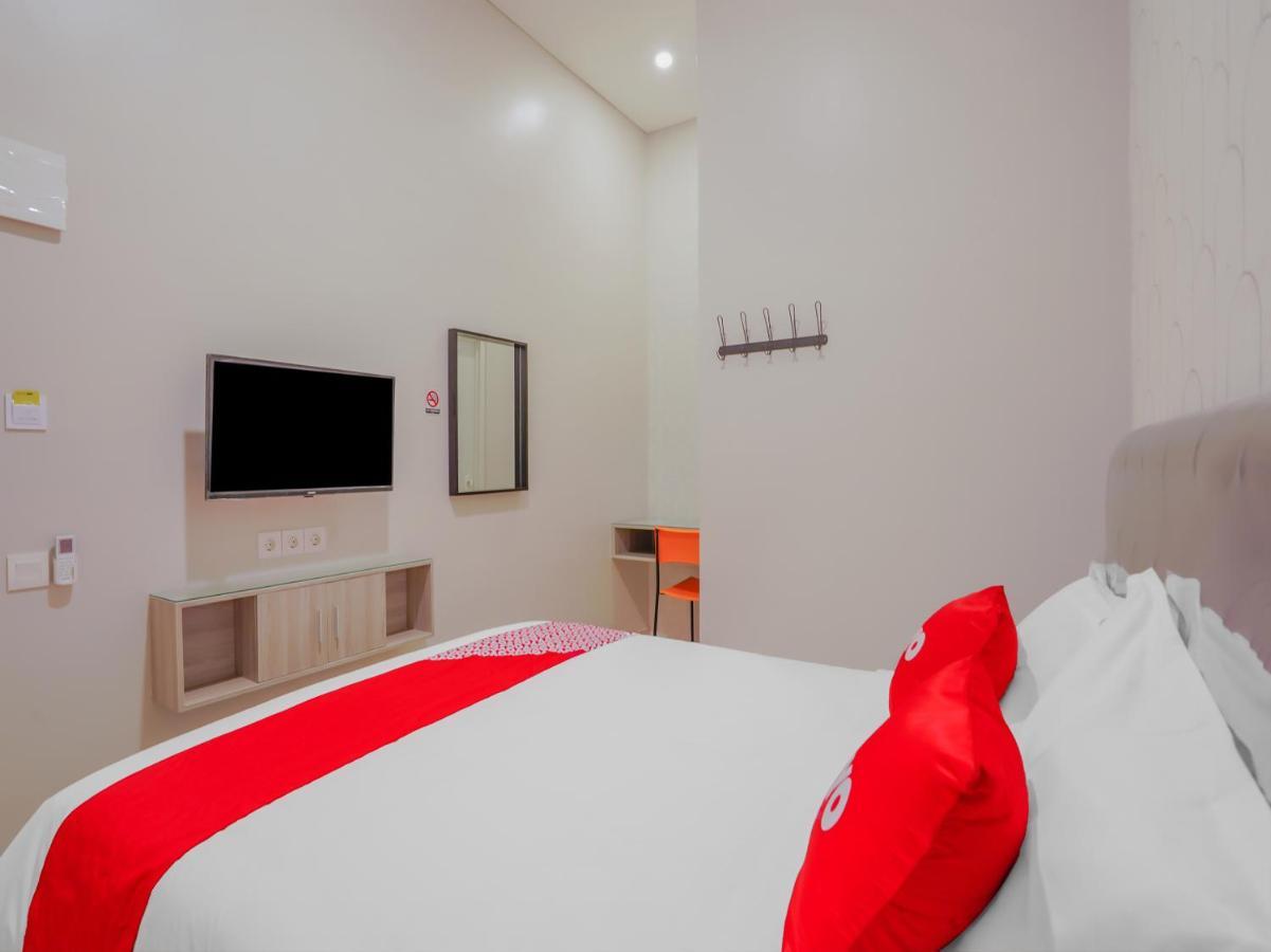 Super Oyo Capital O 90336 Olive Guest House Surabaya Esterno foto