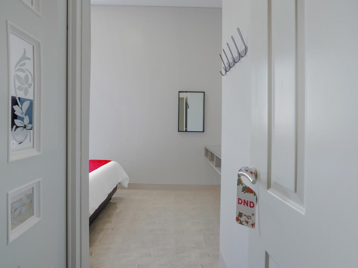 Super Oyo Capital O 90336 Olive Guest House Surabaya Esterno foto
