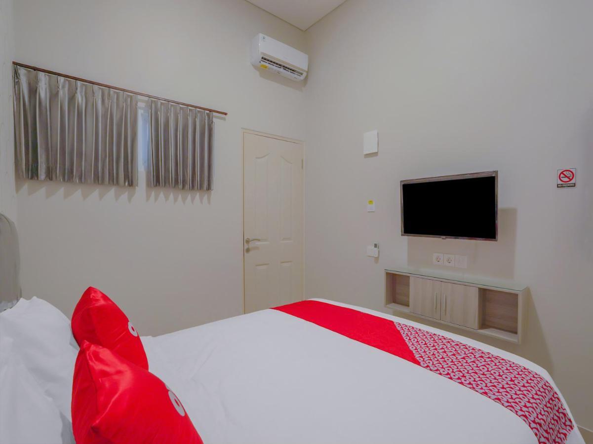 Super Oyo Capital O 90336 Olive Guest House Surabaya Esterno foto