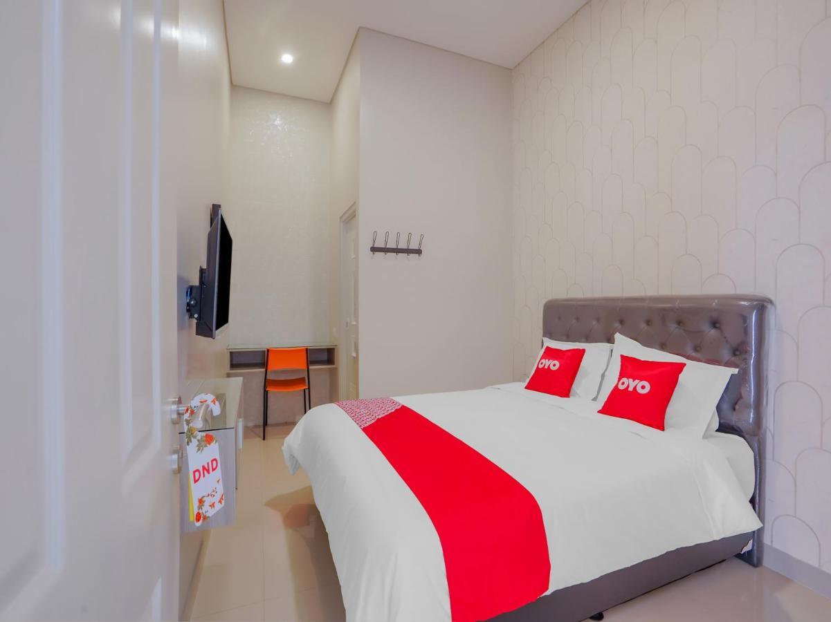 Super Oyo Capital O 90336 Olive Guest House Surabaya Esterno foto